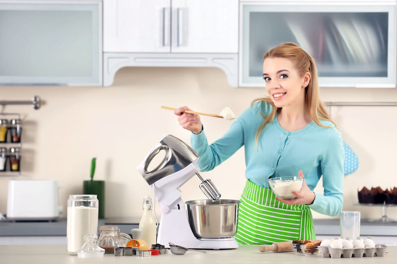 Vrouw met keukenrobot